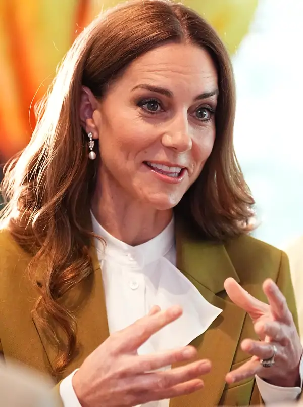 Kate Middleton enamora con un traje verde de estreno de Victoria Beckham con guiño a la reina Isabel II