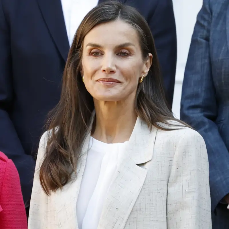 La reina Letizia ficha el traje de lino con pantalón ancho más favorecedor de la primavera que puedes copiar en Stradivarius por 50 euros