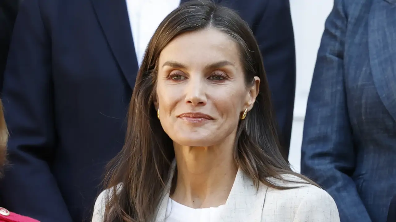 La reina Letizia ficha el traje de lino con pantalón palazzo más favorecedor de la primavera que puedes copiar en Stradivarius por 50 euros