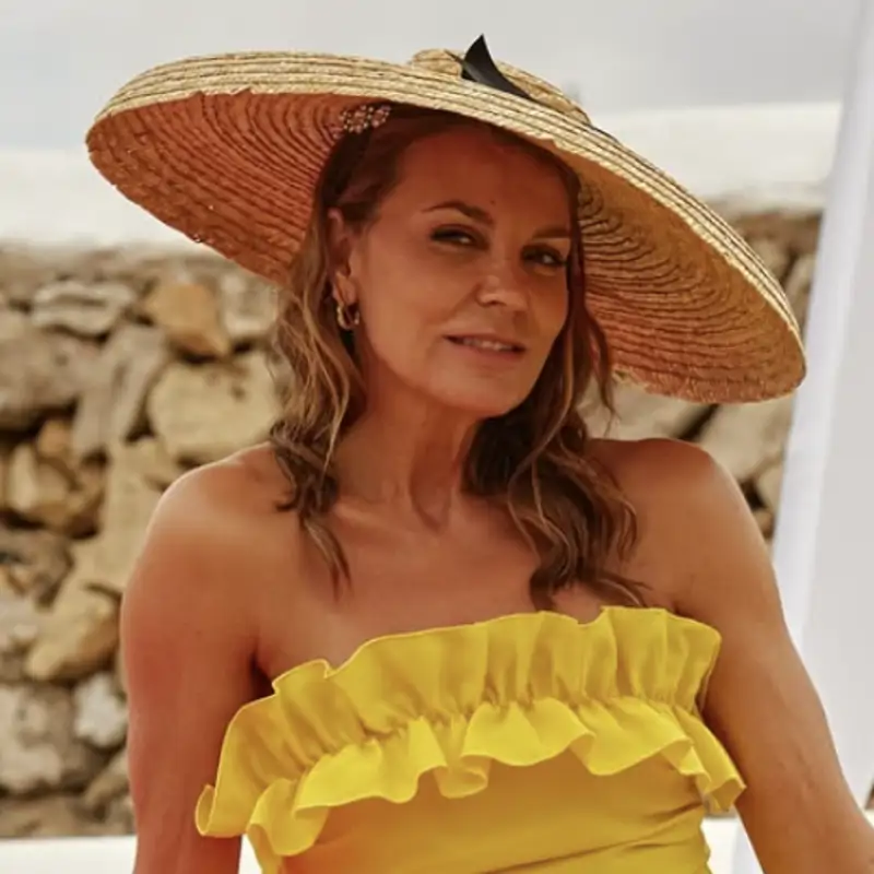 Mar Flores es inspiración para las mamás de Comunión con el vestido de vuelo midi más alegre y elegante que favorece a todos los cuerpos y queda ideal con cuñas