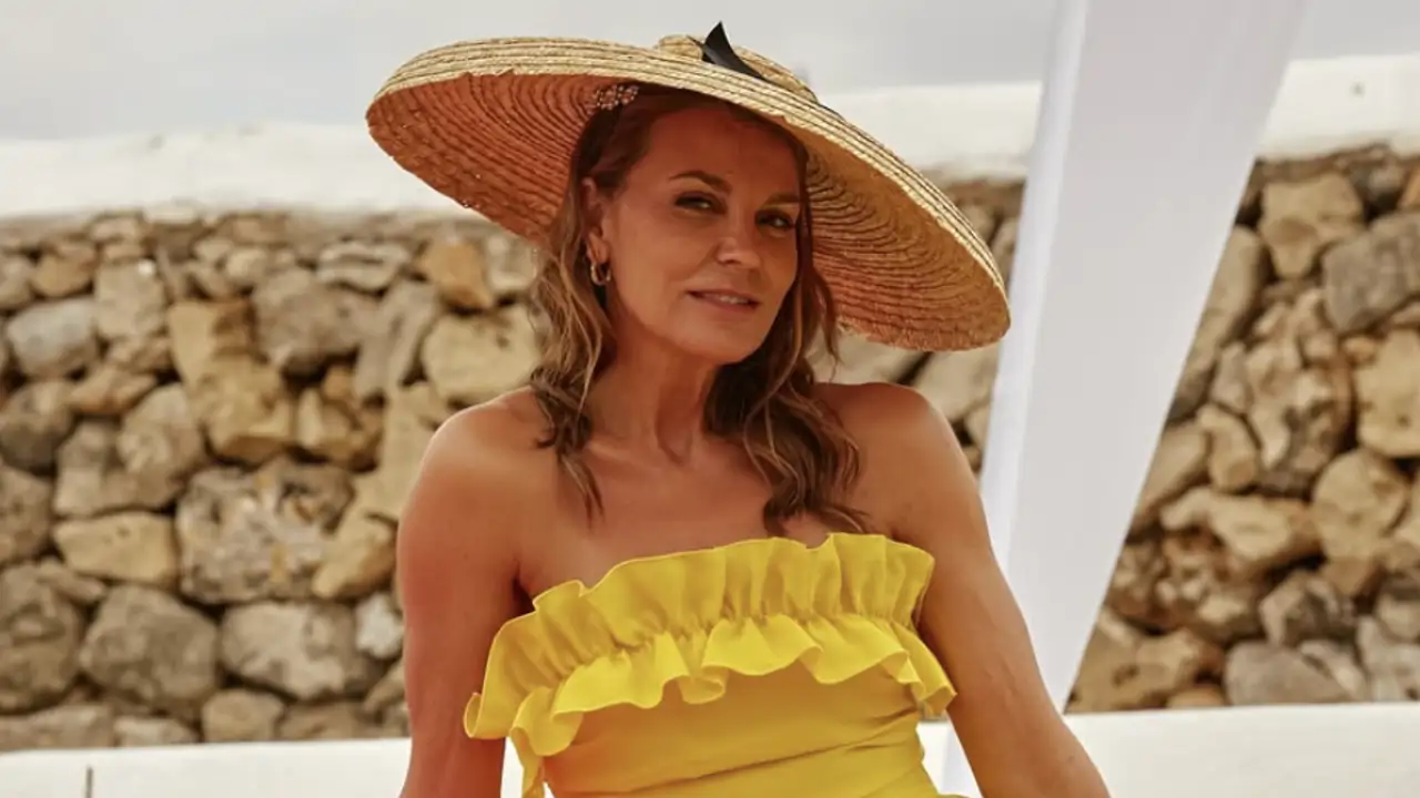 Mar Flores es inspiración para las mamás de Comunión con el vestido de vuelo midi más alegre y elegante que favorece a todos los cuerpos y queda ideal con cuñas