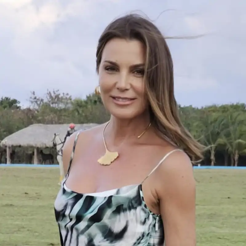 Mar Flores es inspiración para las mamás de Comunión con el vestido de vuelo más alegre y elegante que queda ideal con cuñas