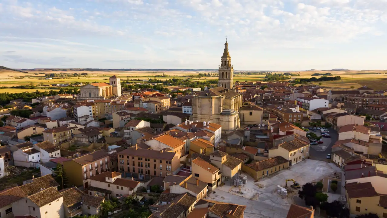 El pueblo de Castilla y León famoso por su imponente Casco Histórico y viaje por la historia que puedes conocer en un solo día