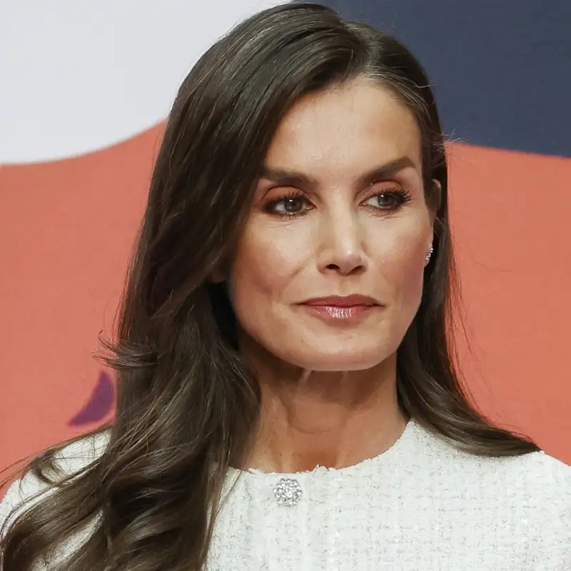 Patricia Carretero, maquilladora, sobre el colorete antiedad de Letizia: "Lo lleva elevado, fundido hacia las sienes, para crear un efecto lifting que rejuvenece al instante"