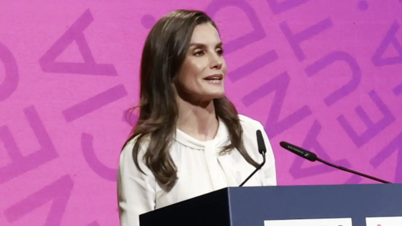 La reina Letizia arrasa en Murcia con los pantalones palazzo de estilo marinero que más estilizan y quedan ideal con mocasines