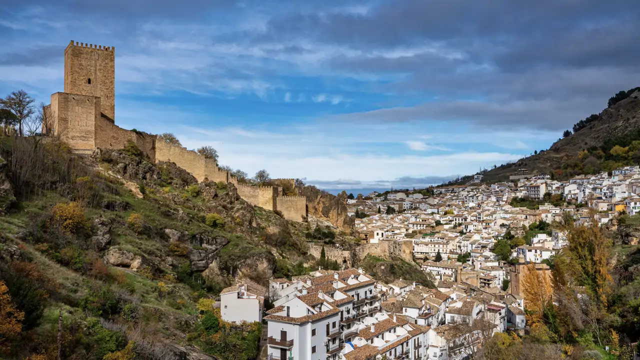 Este pueblo medieval, un tesoro enclavado en el corazón de Jaén, tiene unas increíbles (y desconocidas) Fiestas de San Juan en junio