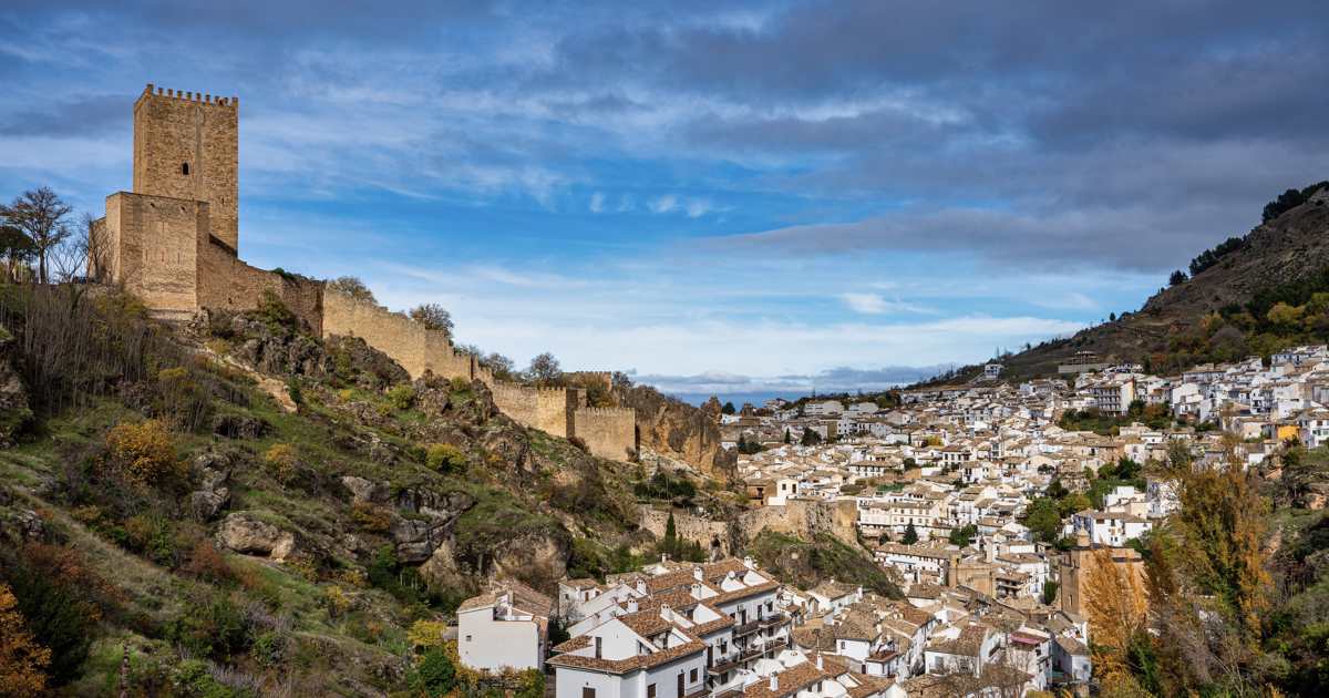 Descubre Santisteban del Puerto: El Pueblo Medieval de Jaén que Guarda un Secreto Festivo en San Juan