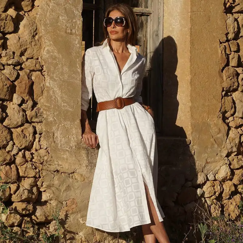 El espectacular vestido camisero de lino con efecto tipazo de Stradivarius para vestir elegante todo el verano, rebajado a 18€