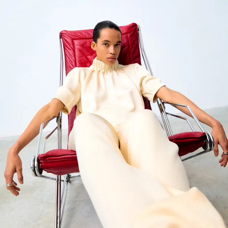 Acaban de llegar a Mango los pantalones de lino en el color tendencia del verano: elegantes, cómodos y resaltan el bronceado