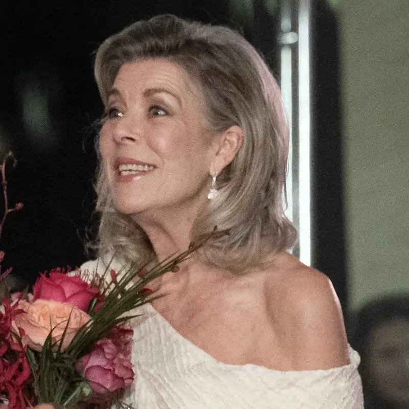¿Traje o vestido? Carolina de Mónaco es inspiración para todas las invitadas +60 que buscan elegancia sin esfuerzo