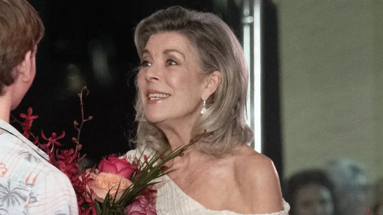 ¿Traje o vestido? Carolina de Mónaco es inspiración para todas las invitadas +60 que buscan elegancia sin esfuerzo