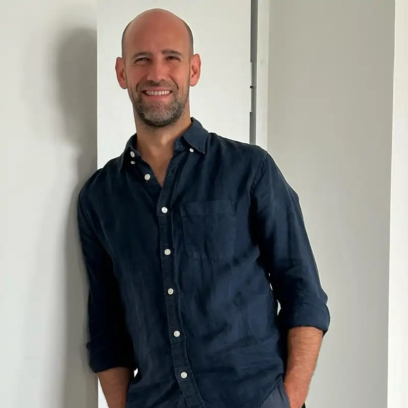 Gonzalo Miró abre las puertas de su supercasa en una de las urbanizaciones más lujosas de Madrid: con cuatro plantas, ascensor y decoración de alto nivel