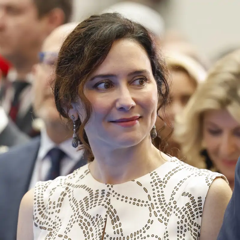 Isabel Díaz Ayuso enamora en San Isidro con el vestido de mamá de Comunión más elegante: de corte péplum y con estampado que estiliza
