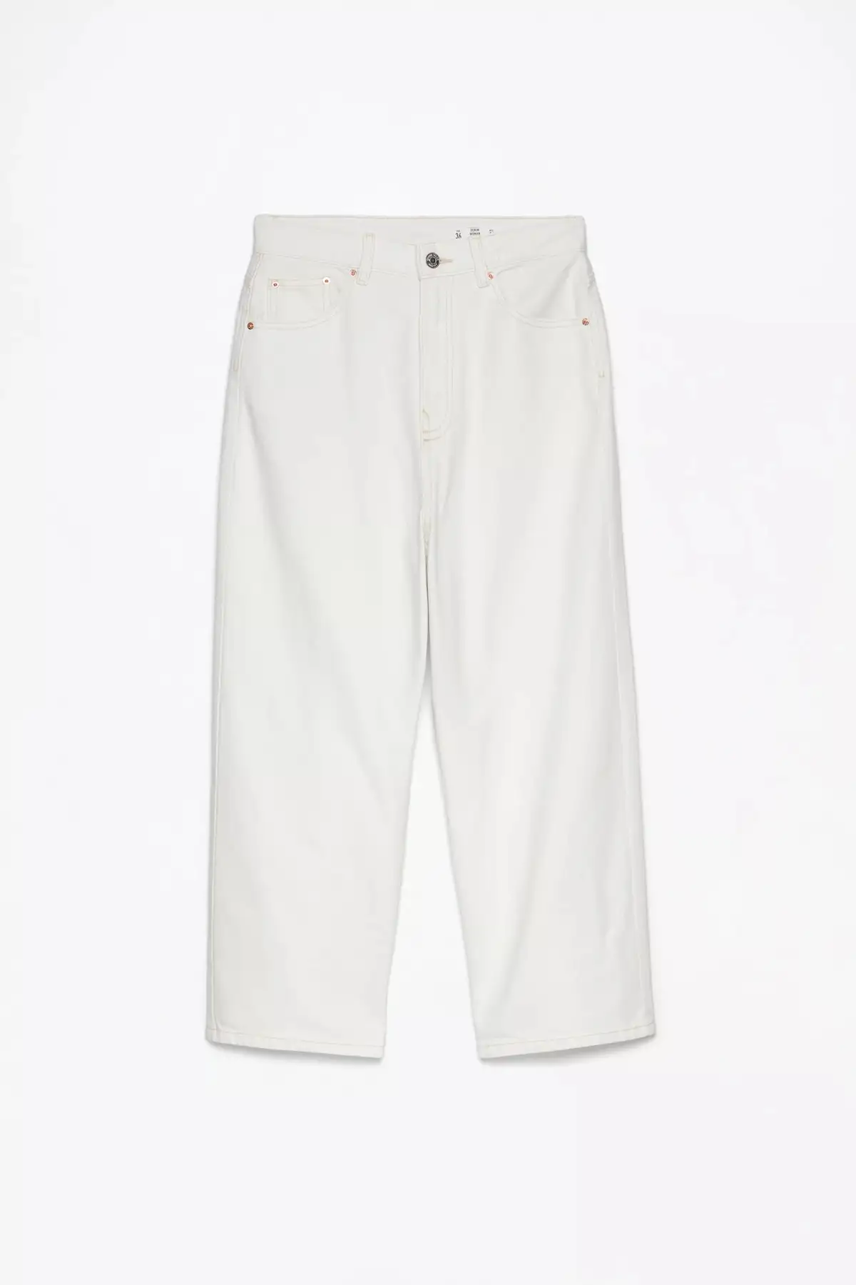 Look pantalones blancos sandalias planas verano 2025 Paula Echevarría