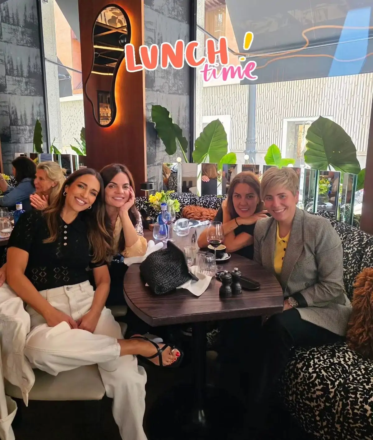 Look Paula Echevarría pantalones blancos sandalias planas verano 2025
