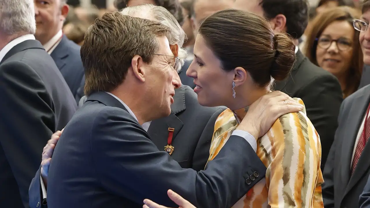 Una embarazadísima Teresa Urquijo eclipsa la entrega de las Medallas de San Isidro 2025 en Madrid: el polémico gesto de José Luis Martínez Almeida