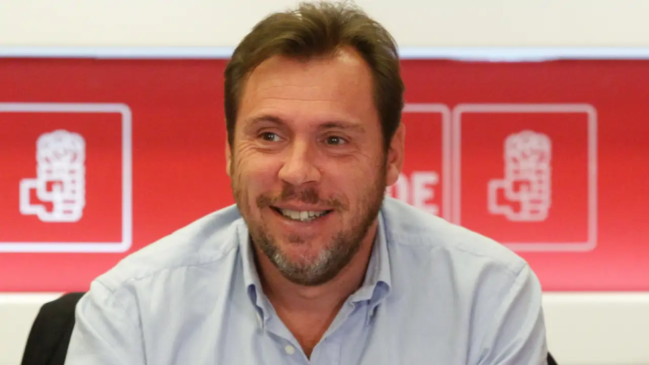 La vida privada del ministro Óscar Puente tras ser padre por tercera vez: de su novia Yasmina Gregori a su hija que triunfó en 'La Voz'