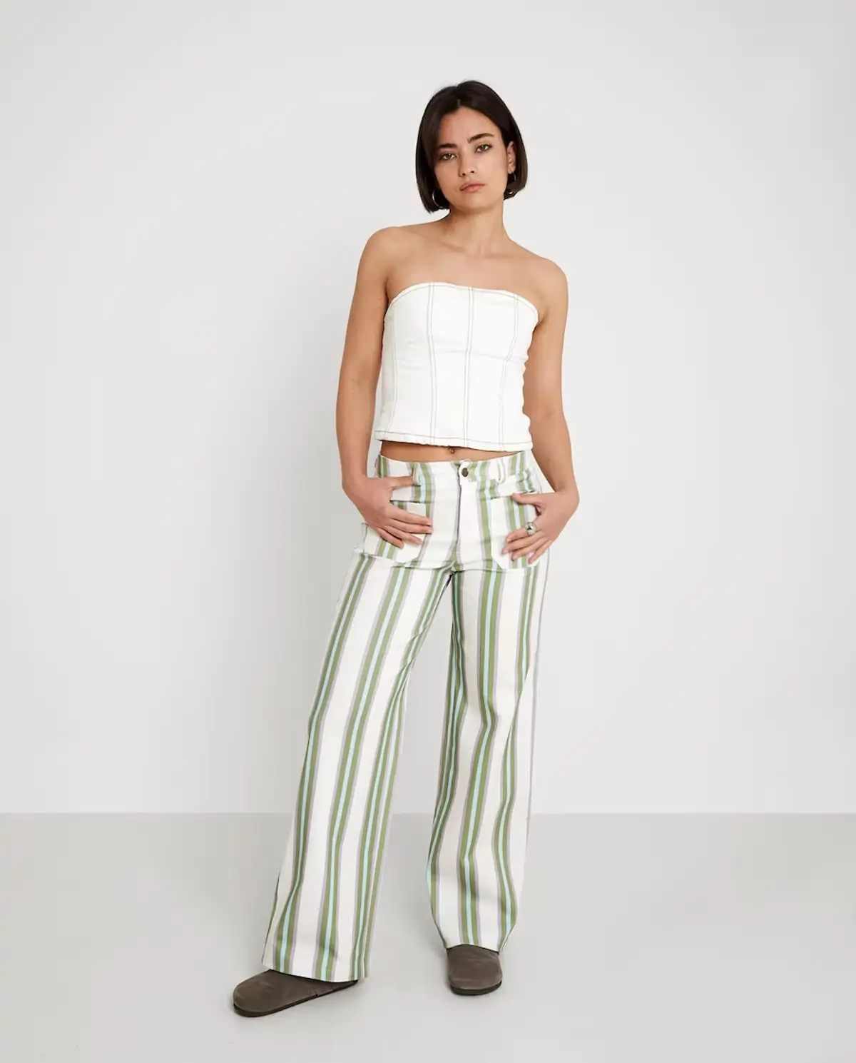Terelu Campos pantalones blancos 60 años