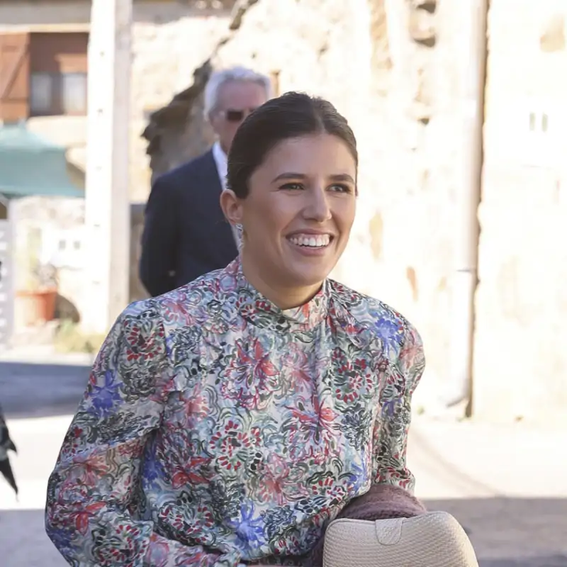 Teresa Urquijo inspira con su vestido a invitadas embarazadas: holgadito, con print que estiliza y de colores tendencia de primavera
