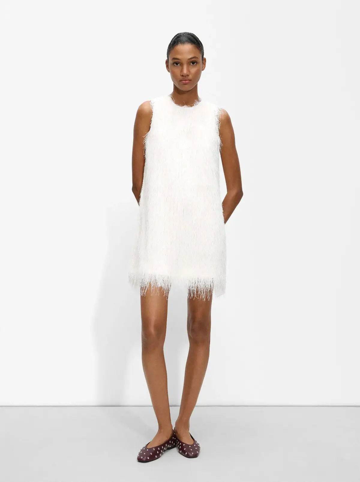 Vestido blanco de plumas.