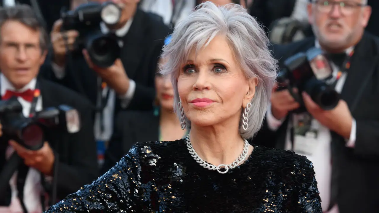 Jane Fonda (87 años) se sincera sobre las canas: "No me tiño el pelo más porque es muy caro y estoy agradecida de no hacerlo"