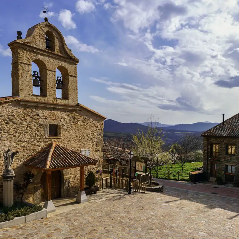 El pueblo medieval y tesoro escondido de la Sierra Norte de Madrid con casas de piedra, adobe y madera de roble de la dehesa