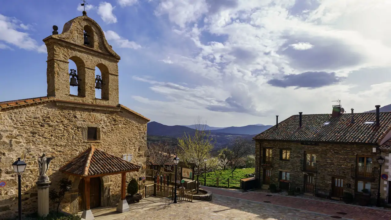 El pueblo medieval y tesoro escondido de la Sierra Norte de Madrid con casas de piedra, adobe y madera de roble de la dehesa