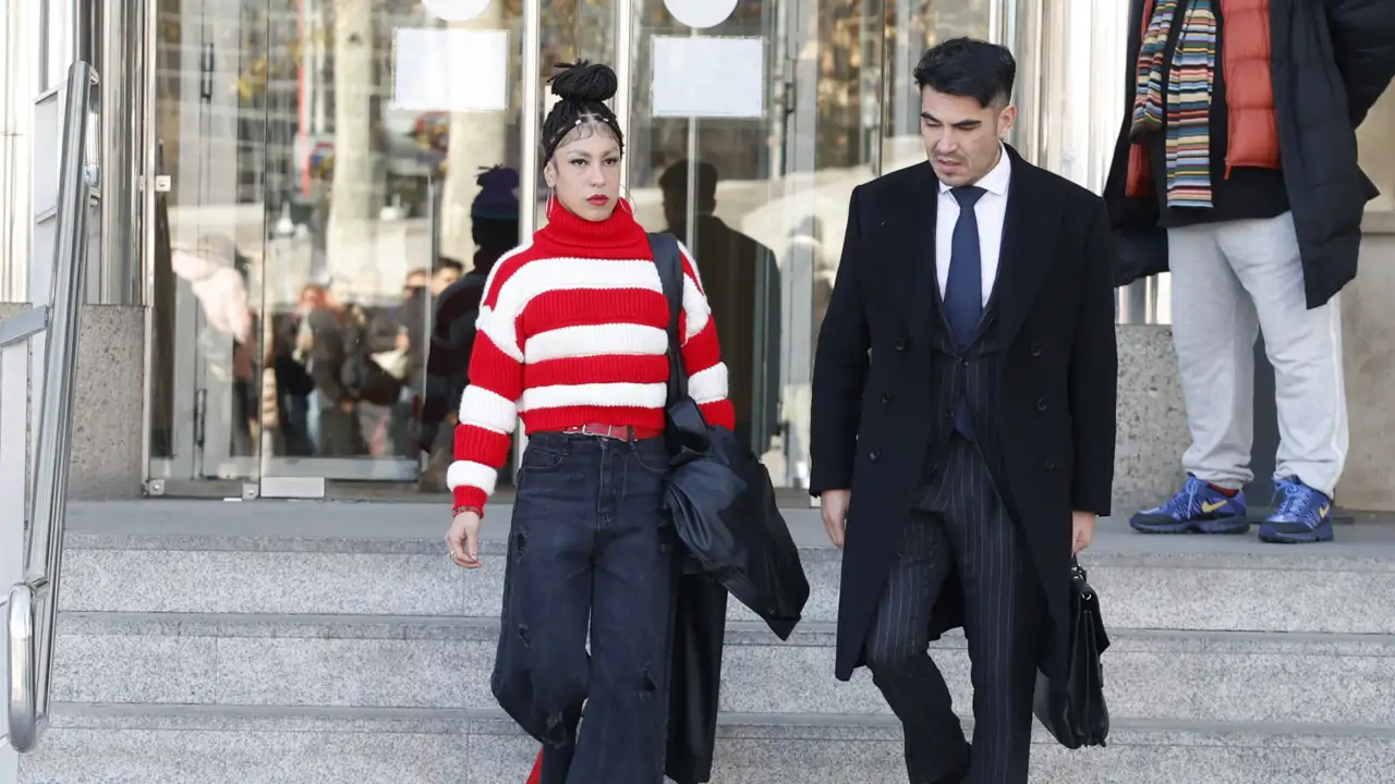 Lesly, denunciante de Nacho Cano, junto a su abogado Alfredo Arrién