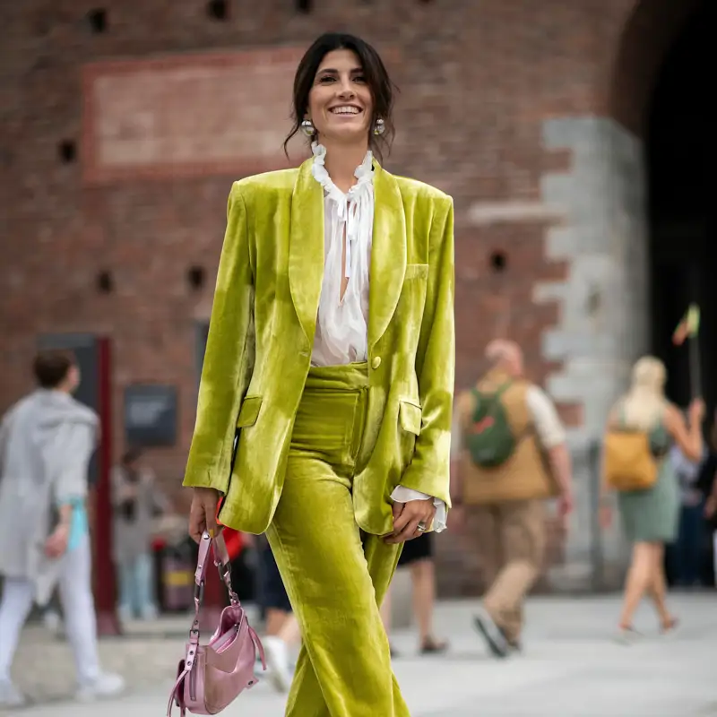 El Corte Inglés tira la casa por la ventana y rebaja a menos de 12€ las blusas más románticas y elegantes de Sfera y las sandalias Skechers