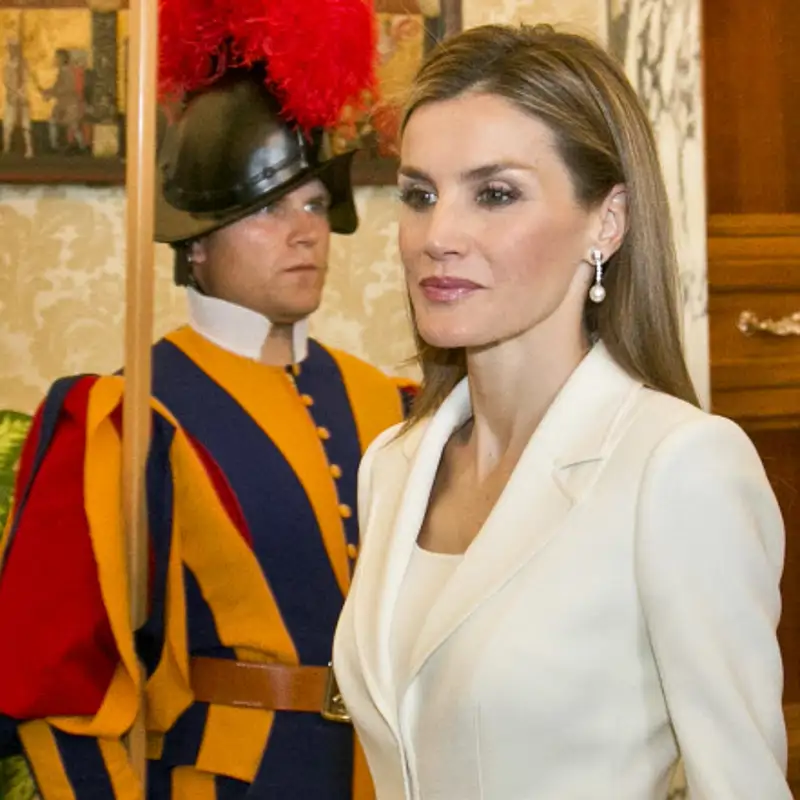 La primera vez que la reina Letizia vistió de blanco ante el Papa: una broma distendida, una polémica y una imagen para la historia