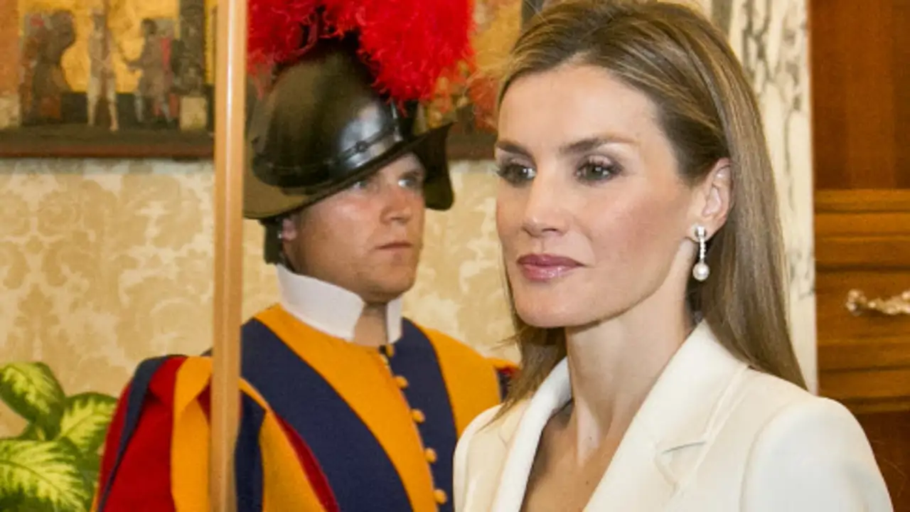 La primera vez que la reina Letizia vistió de blanco ante el Papa: una broma distendida, una polémica y una imagen para la historia