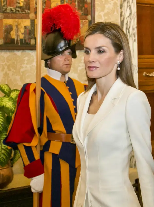 La primera vez que la reina Letizia vistió de blanco ante el Papa: una broma distendida, una polémica y una imagen para la historia