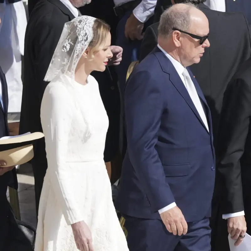 Charlene de Mónaco sigue los pasos de Letizia en la misa inaugural del papa León XIV con un exquisito look blanco