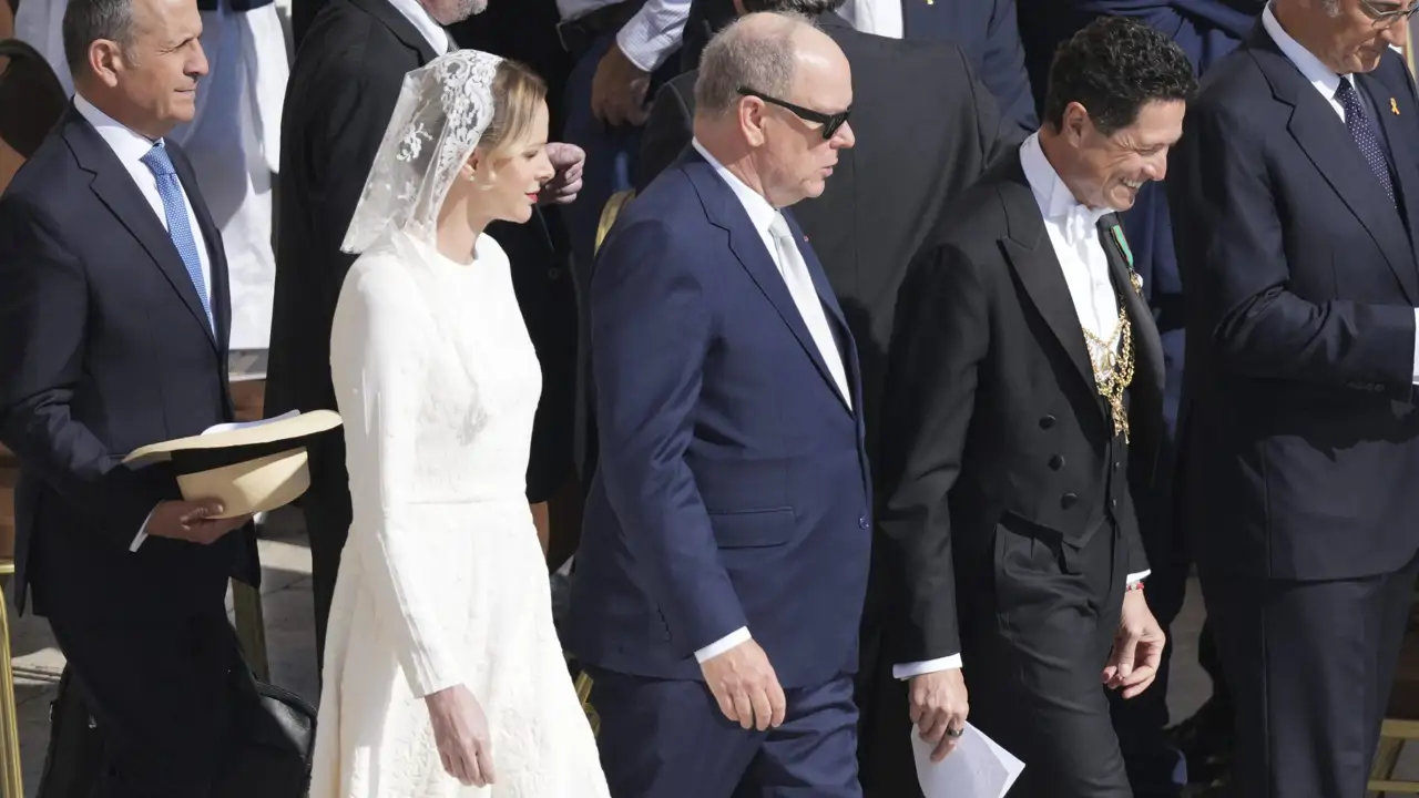 Charlene de Mónaco sigue los pasos de Letizia en la misa inaugural del papa León XIV con un exquisito look blanco