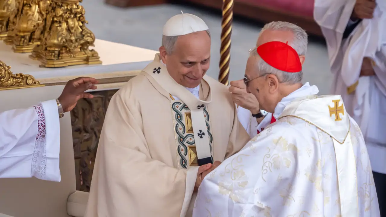 El papa León XIV y el cardenal protodiácono
