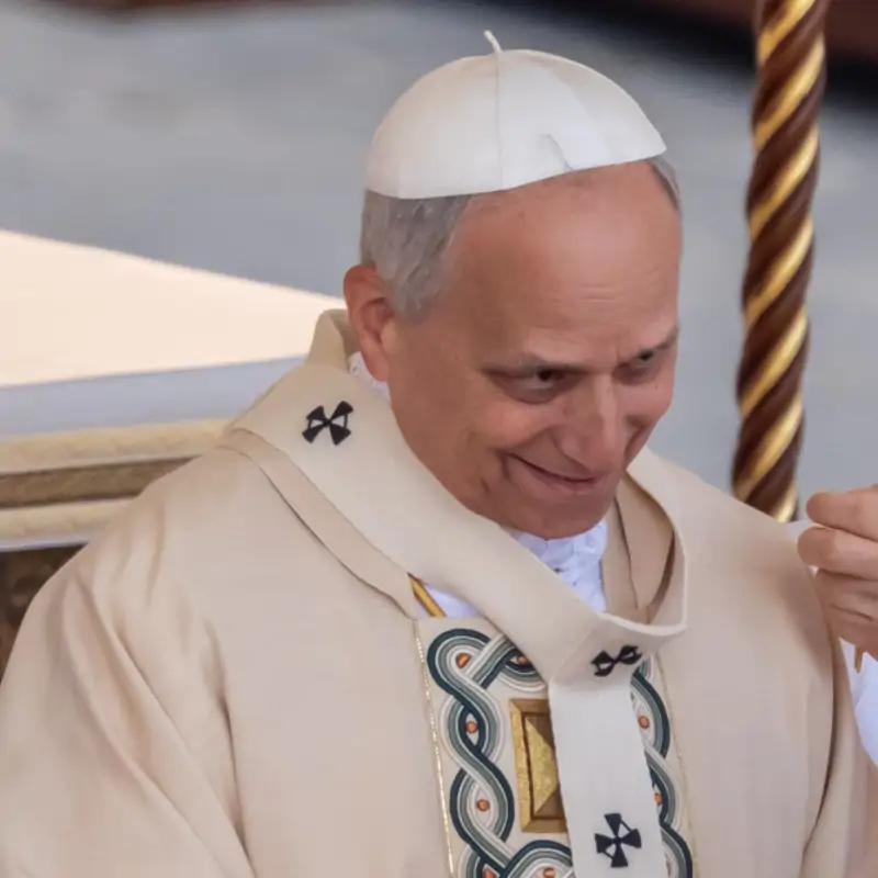 El papa León XIV y el cardenal protodiácono