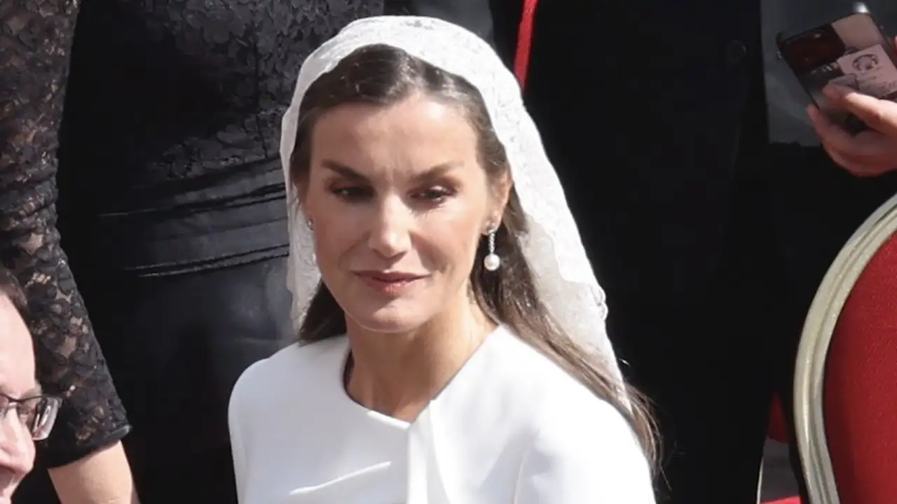 Una experta en protocolo advierte a la reina Letizia en la misa de León XIV: "El uso de mantilla trasciende más allá de la simple tela que cubre la cabeza"