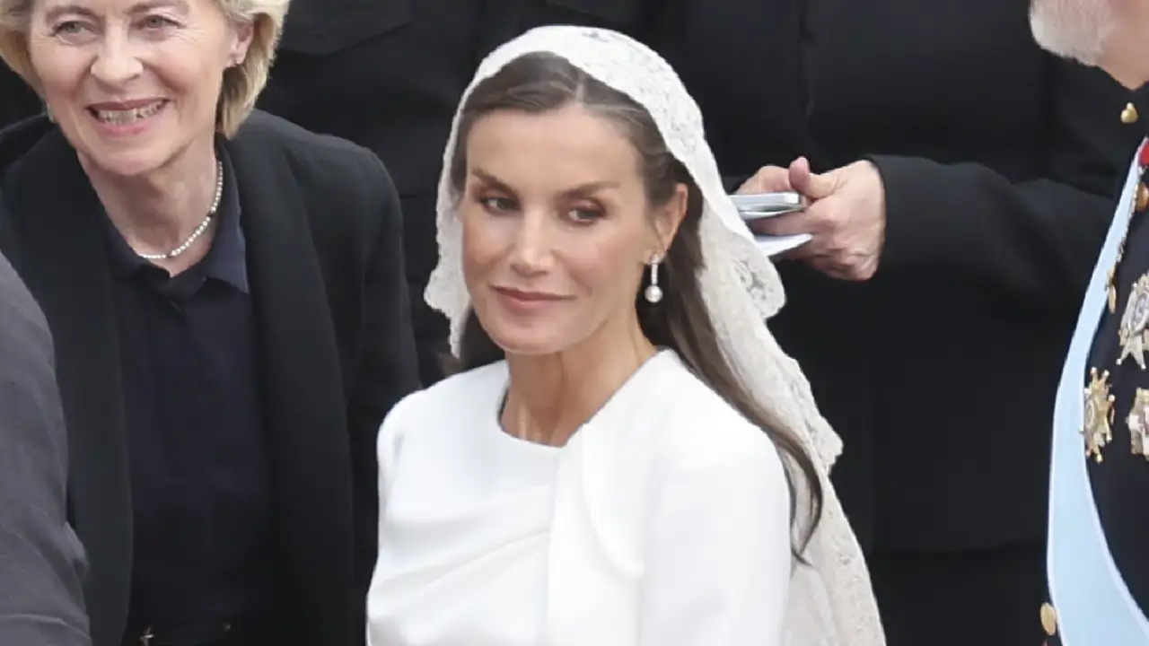 Pilar Eyre, experta en Casa Real, sobre la apariencia de la reina Letizia en El Vaticano: "Así llevábamos la mantilla cuando éramos niñas"