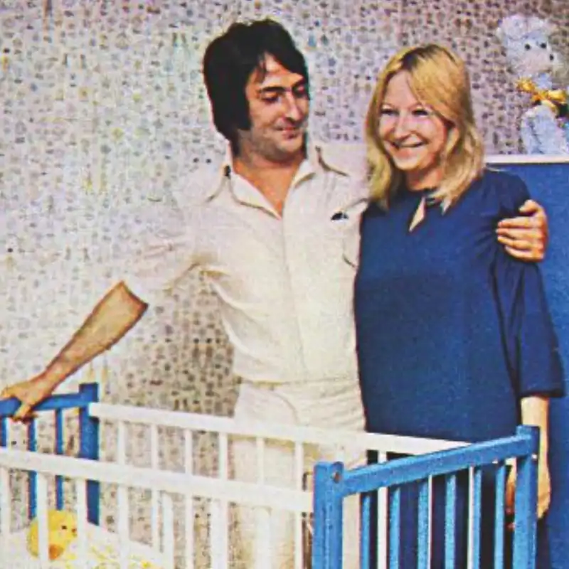 Así mostró Nino Bravo a la revista Lecturas cómo se preparaba para ser papá tras su boda secreta con María Amparo Gil: “Si el bebé es niño, se llamará Manolo, mi verdadero nombre, y si es niña, como su madre”