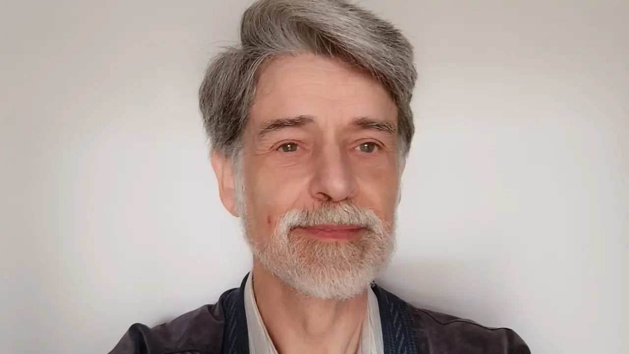 Carlos González, pediatra y docente: "Por desgracia, en esta sociedad parece que está prohibido demostrar amor a los niños cuando son pequeños"