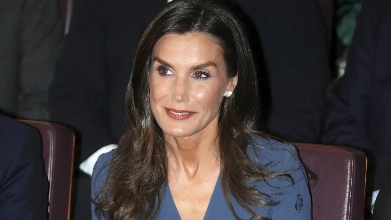 La reina Letizia rescata uno de sus vestidos midi favoritos cargado de encanto en su encuentro con compañeros periodistas
