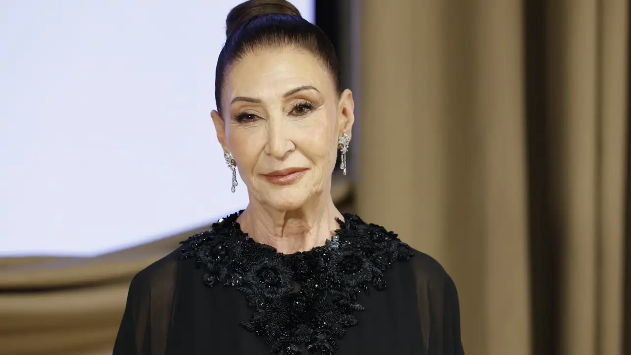 Victoria, madre de Vicky Martín Berrocal, brilla con un vestido muy elegante para invitadas +60: con transparencias, disimula brazos y no marca