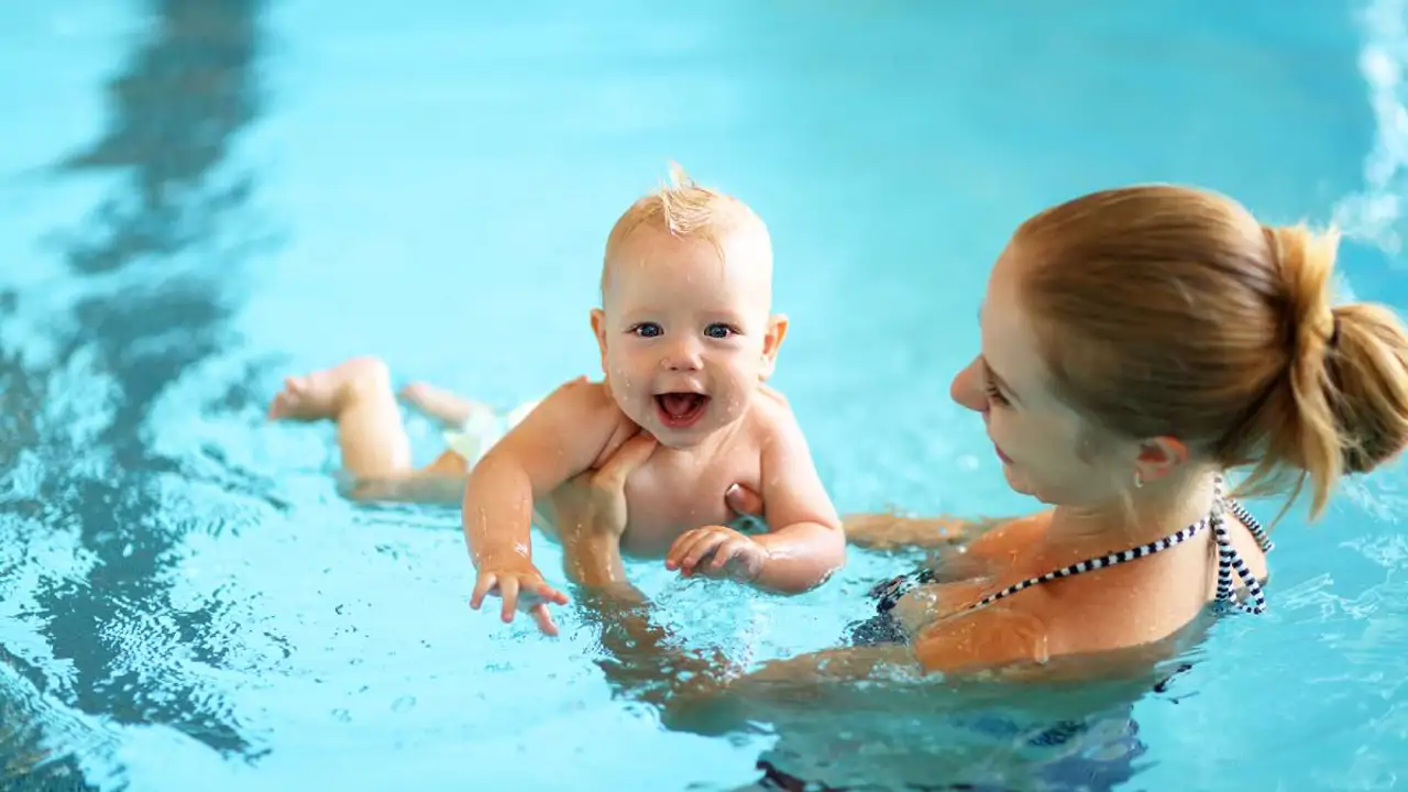 250507 MDONA Bebe en piscinal  px