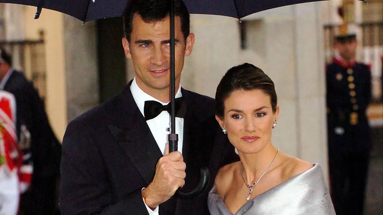 Una experta en patronaje recuerda el controvertido vestido metalizado de la reina Letizia 21 años después: "Hoy no lo llevaría ni loca"