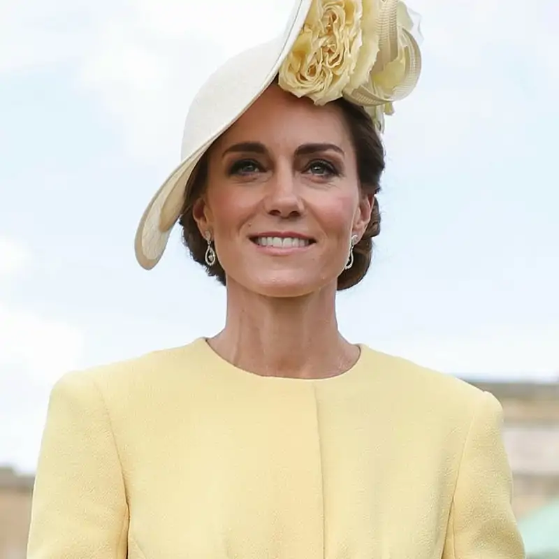 Kate Middleton es la madre perfecta de Comunión con el vestido amarillo con fajín más estiloso que eleva con tocado floral y joyas con historia