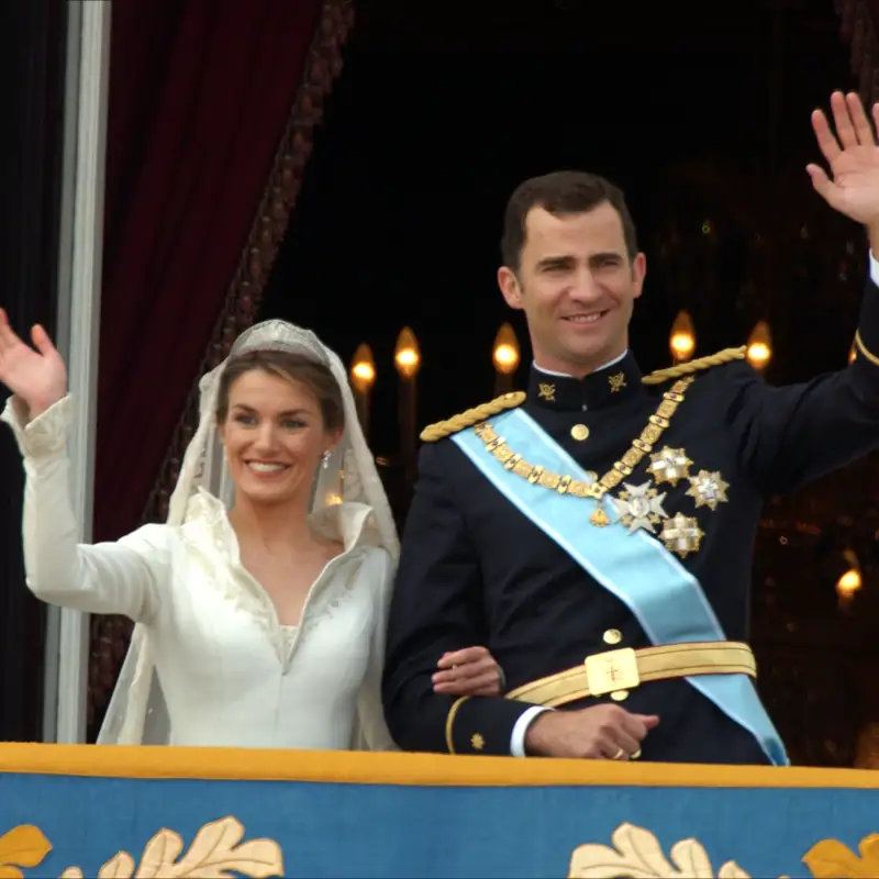 Una experta alemana en Casa Real se pronuncia sobre Felipe y Letizia en su aniversario de boda: "21 años después, no solo son los Reyes de España"