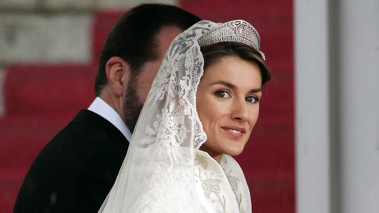 Una experta patronista advierte sobre el vestido de novia de Letizia 21 años después: "Era una boda real, era la futura Reina de España y eso conlleva un protocolo"
