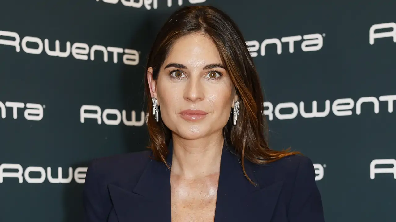 Lourdes Montes, la invitada más chic con mini vestido con flores 3D y blazer: el look de inspiración marinera más actual