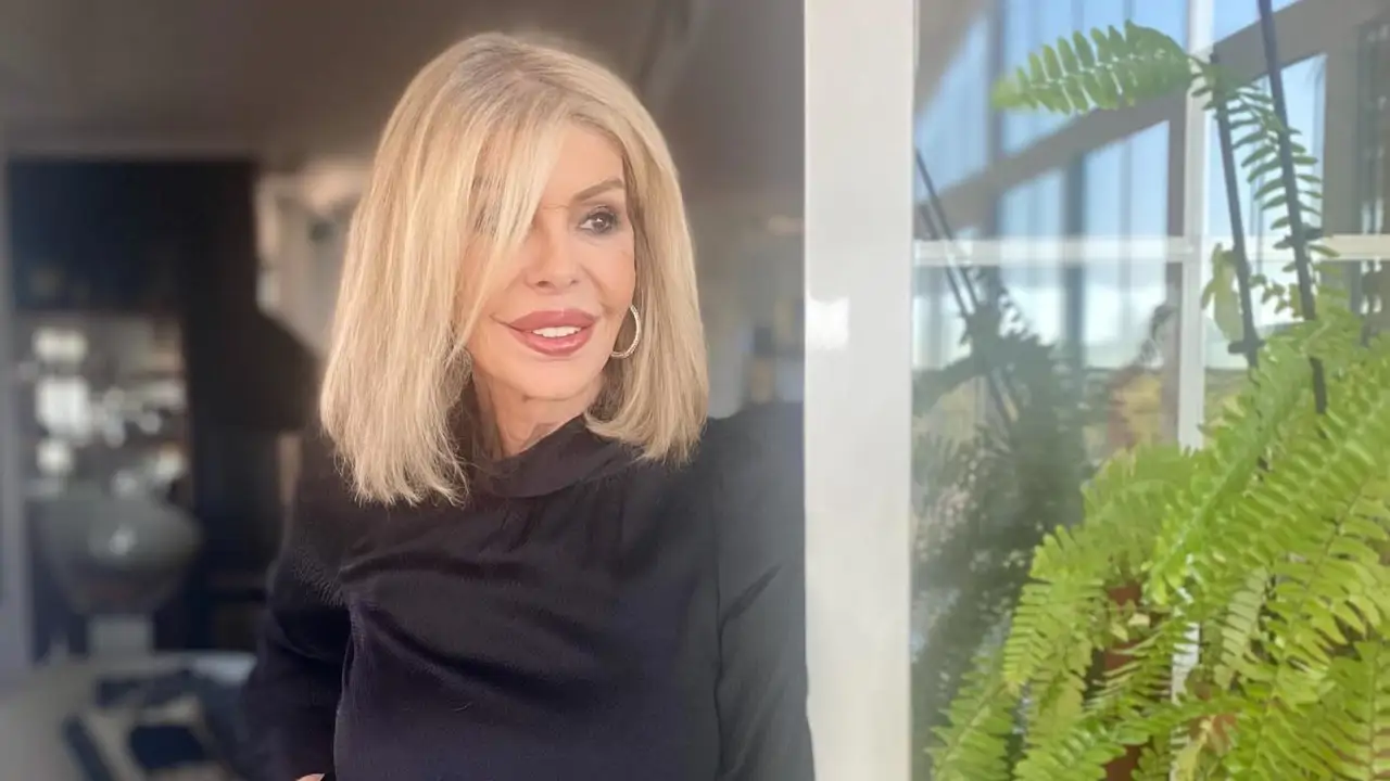 Entramos por primera vez en el nuevo chalet de Bibiana Fernández a las afueras de Madrid: de estilo ecléctico y con su sello personal en cada rincón