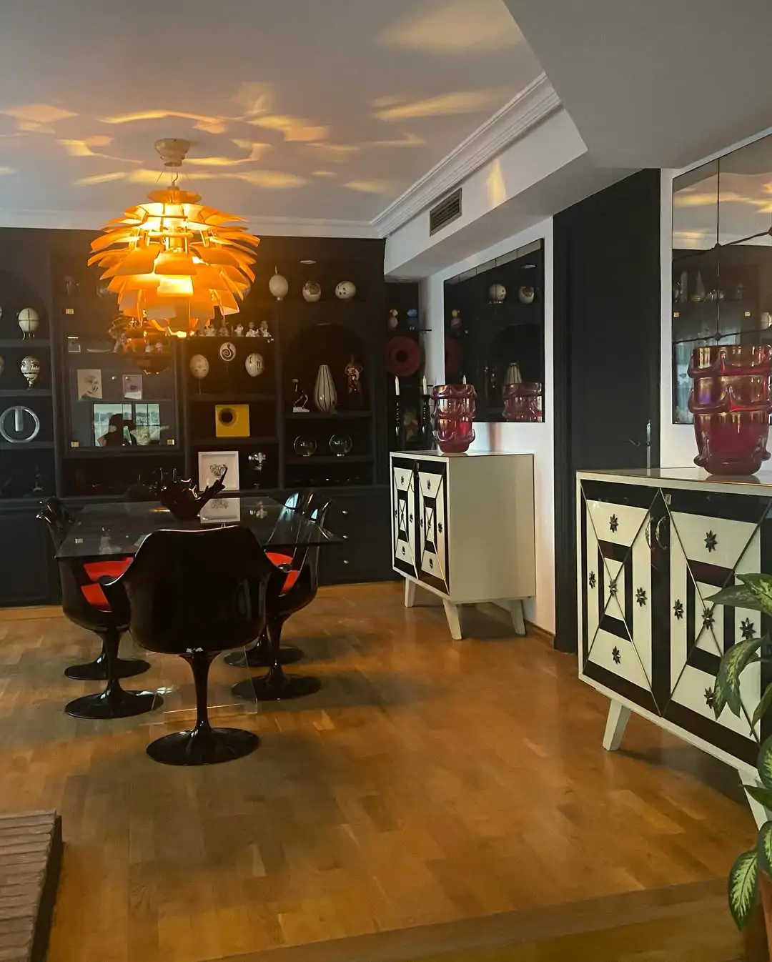 Un comedor con muchos estilos decorativos